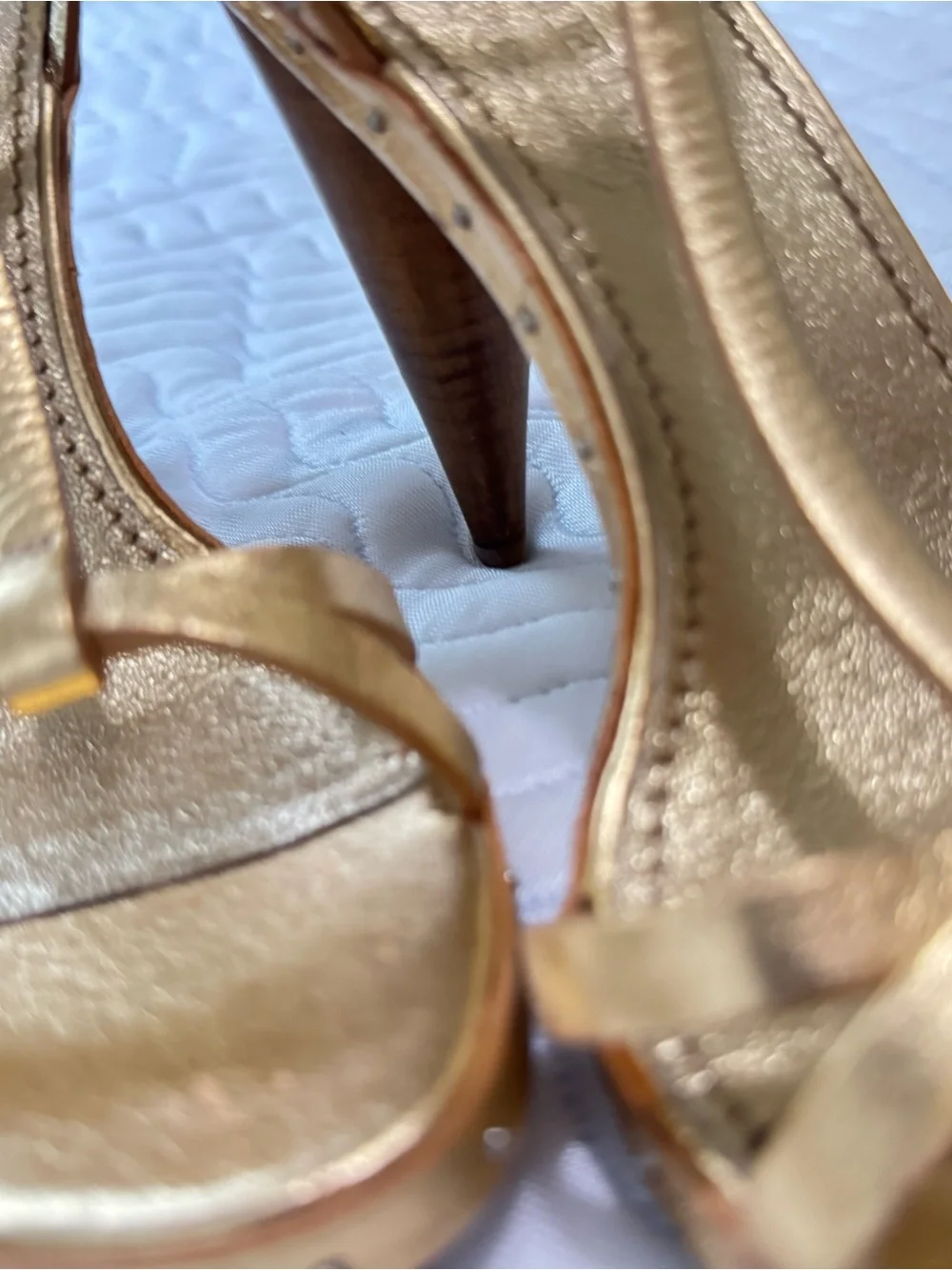 Burberry Hans 110 Runway Gold Leather T-Strap Sandals Heels EU 35
